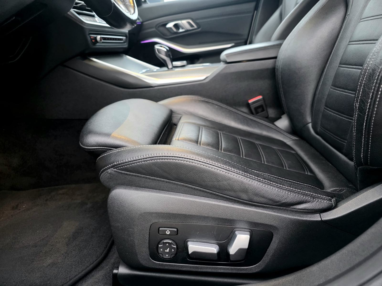 BMW serija 3 automatik 320d Xdrive, M paket,alu19, servisna,garažiran, fotografija 9