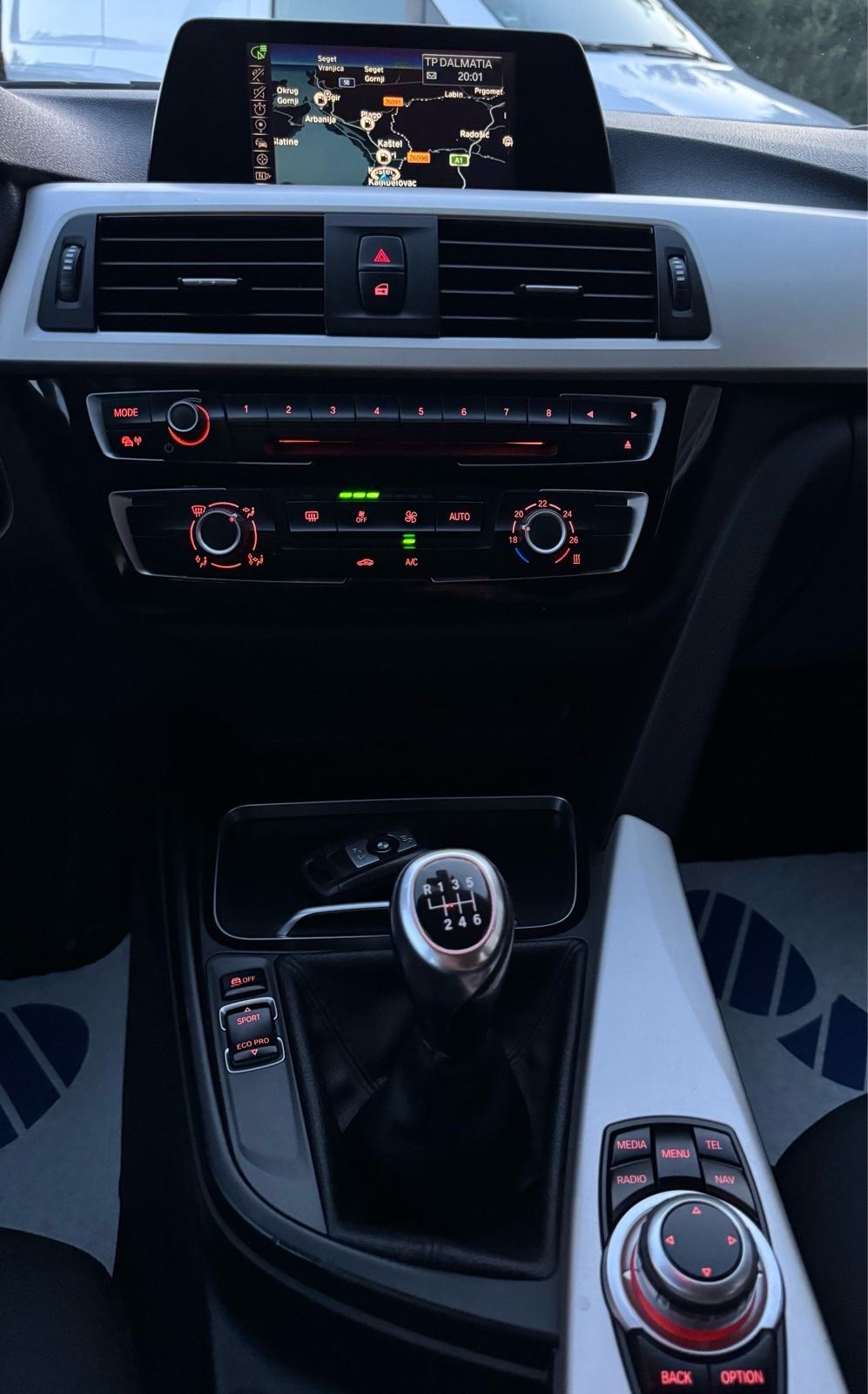 BMW serija 3 Touring 316d —Mod 2017 LCI—SERVISNA—REG.GOD.DANA—NAVI—PDC, fotografija 19