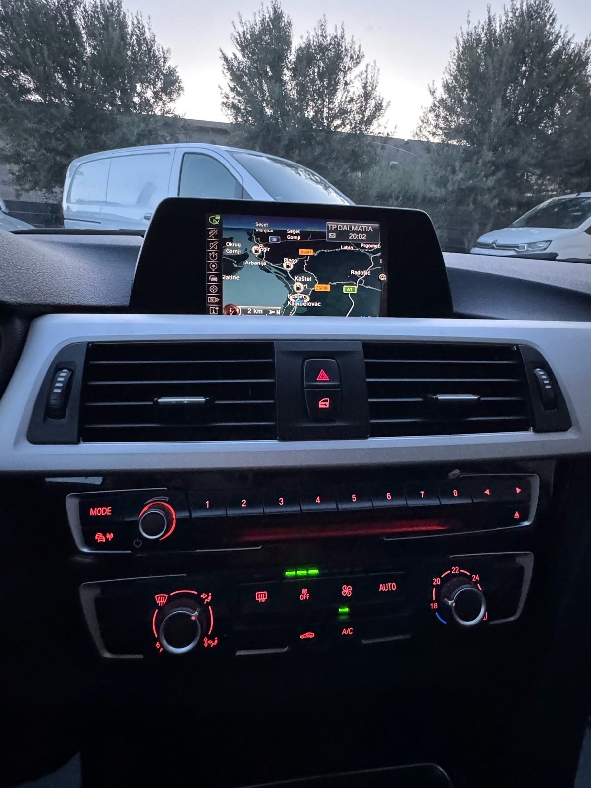 BMW serija 3 Touring 316d —Mod 2017 LCI—SERVISNA—REG.GOD.DANA—NAVI—PDC, fotografija 20