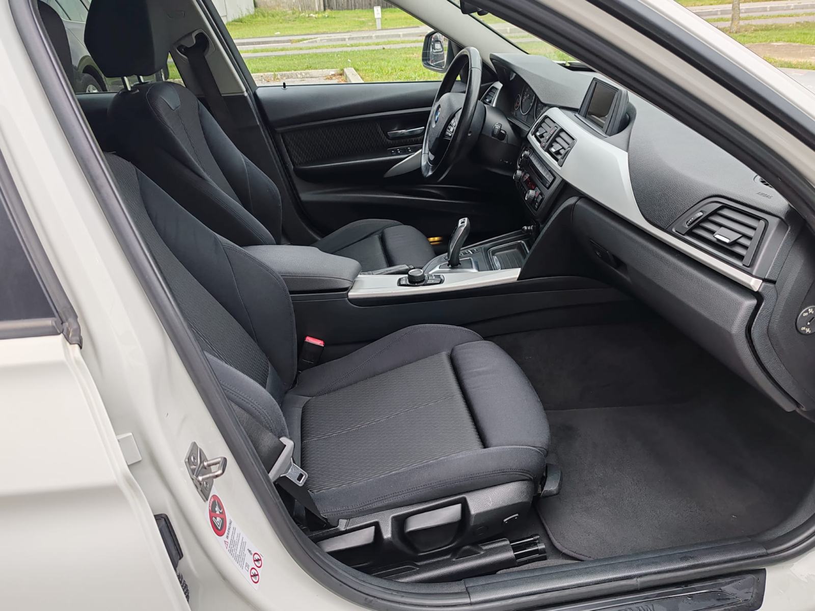 BMW serija 3 Touring 318d automatik 2012G. 223000 KARTICE, fotografija 11
