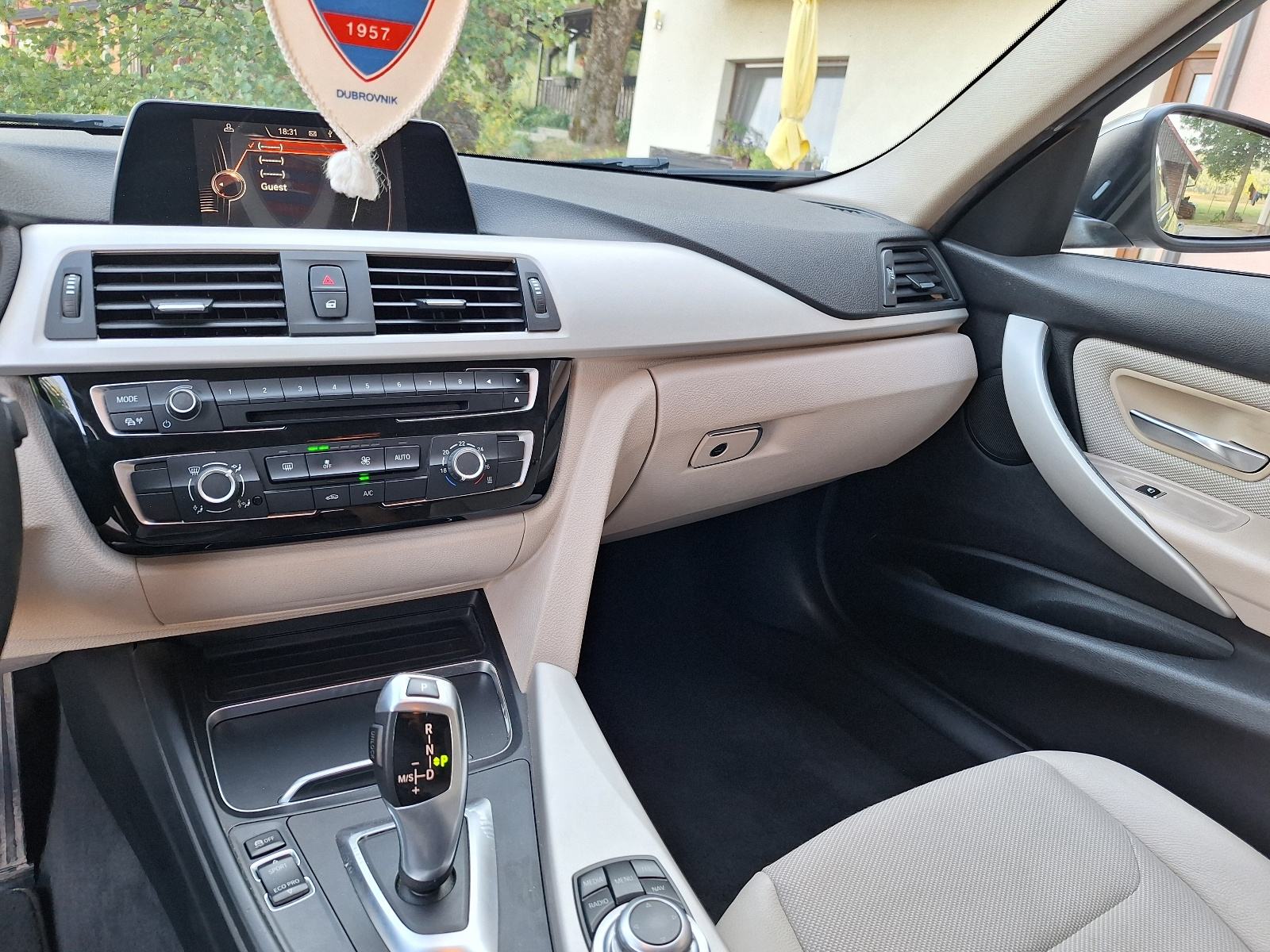 BMW serija 3 Touring 318d automatik, fotografija 10