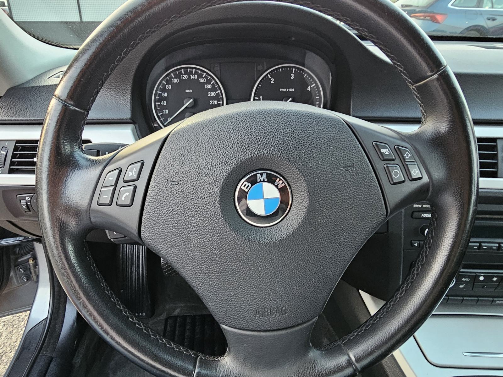 BMW serija 3 Touring 318d ***ODLIČNO-STANJE***6-BRZINA***REDIZAJN***, fotografija 17