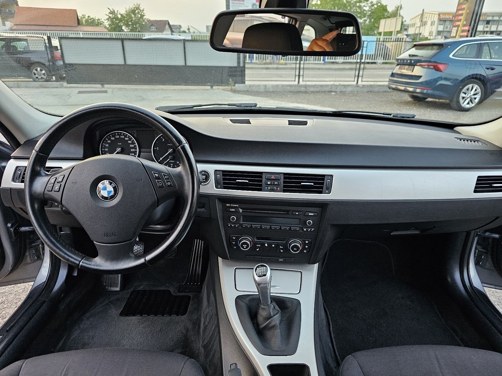 BMW serija 3 Touring 318d ***ODLIČNO-STANJE***6-BRZINA***REDIZAJN***, fotografija 14
