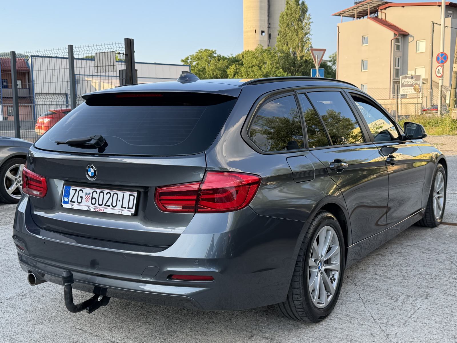BMW serija 3 Touring 318d Sport LCI-AUTOMATIK-LED-REG.1 GOD.-MOD.2017, fotografija 4