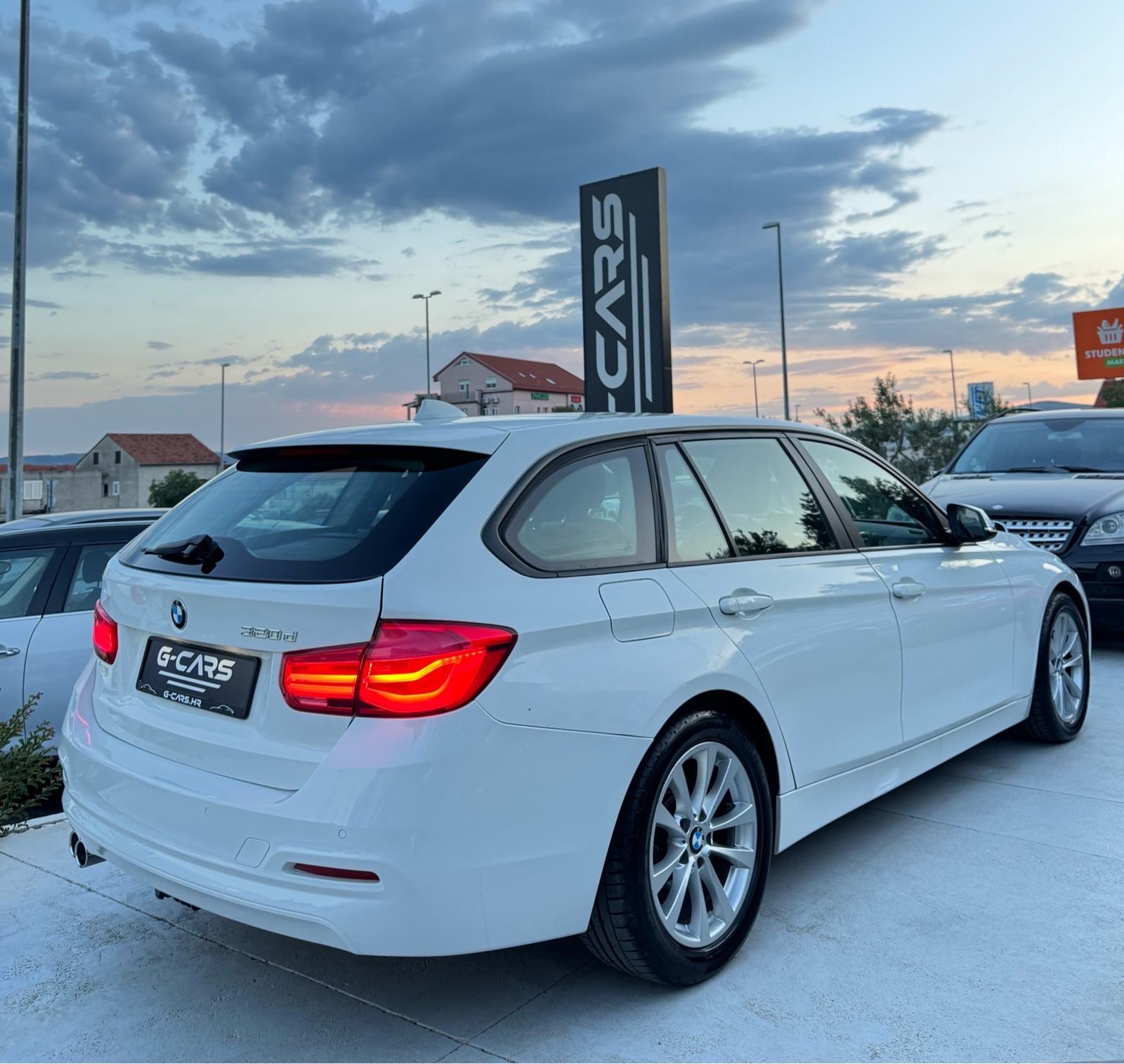 BMW serija 3 Touring 320d AUTOMATIK—Mod 2017 LCI—PRO NAVI—KOŽA—PDC—TOP, fotografija 11
