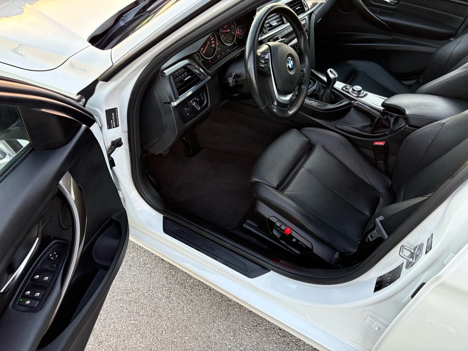 BMW serija 3 Touring 320d*Efficient dinamic*Mineral bijela*Ful oprema*, fotografija 14