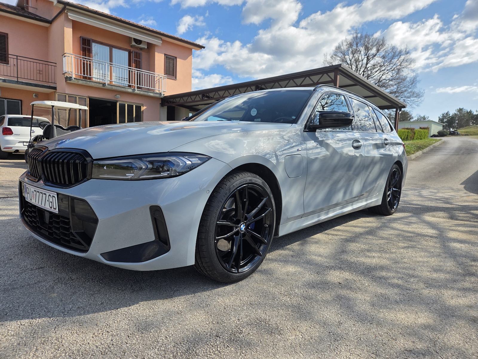 BMW serija 3 Touring 330e M-sport lci, fotografija 1