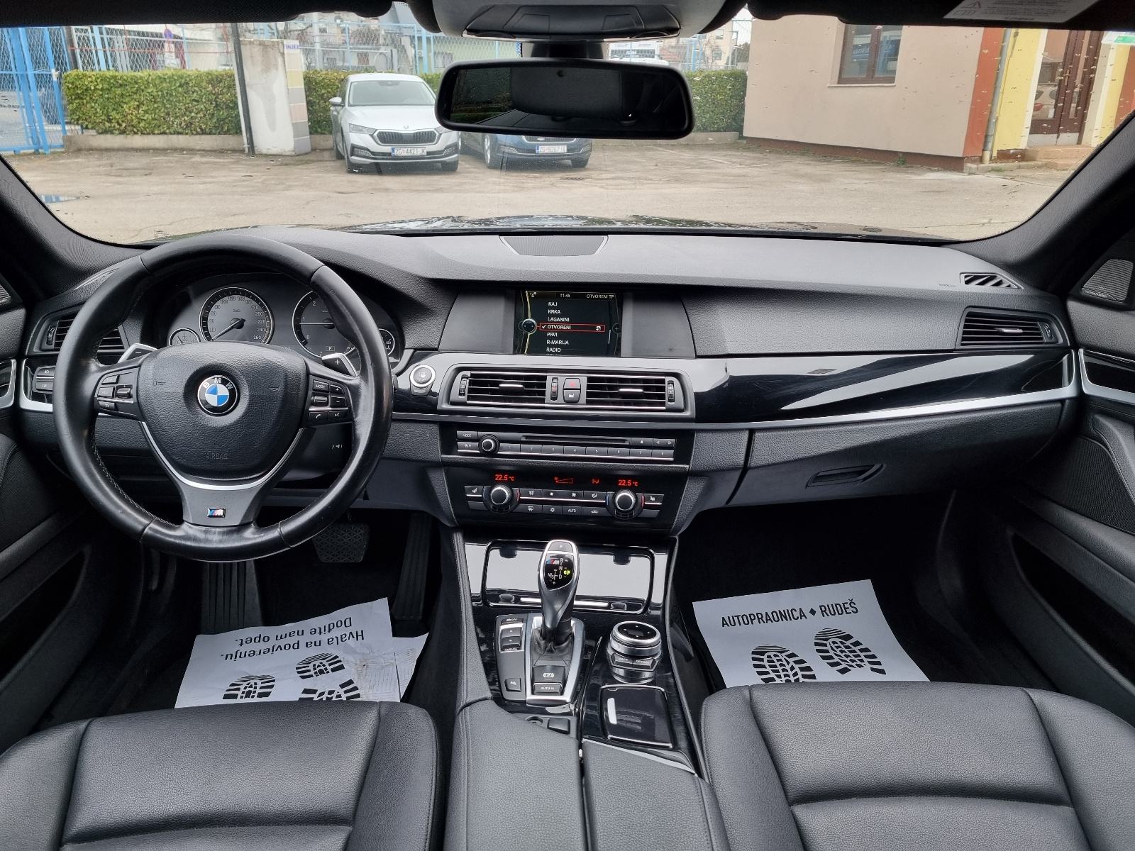 BMW SERIJA 5 520d-1 VL-8 BRZINA+F1-2xPARK SENZORI-CRNI KROV-NOVI LANAC, fotografija 11
