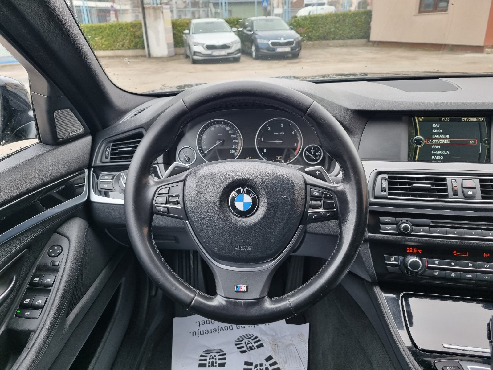 BMW SERIJA 5 520d-1 VL-8 BRZINA+F1-2xPARK SENZORI-CRNI KROV-NOVI LANAC, fotografija 12