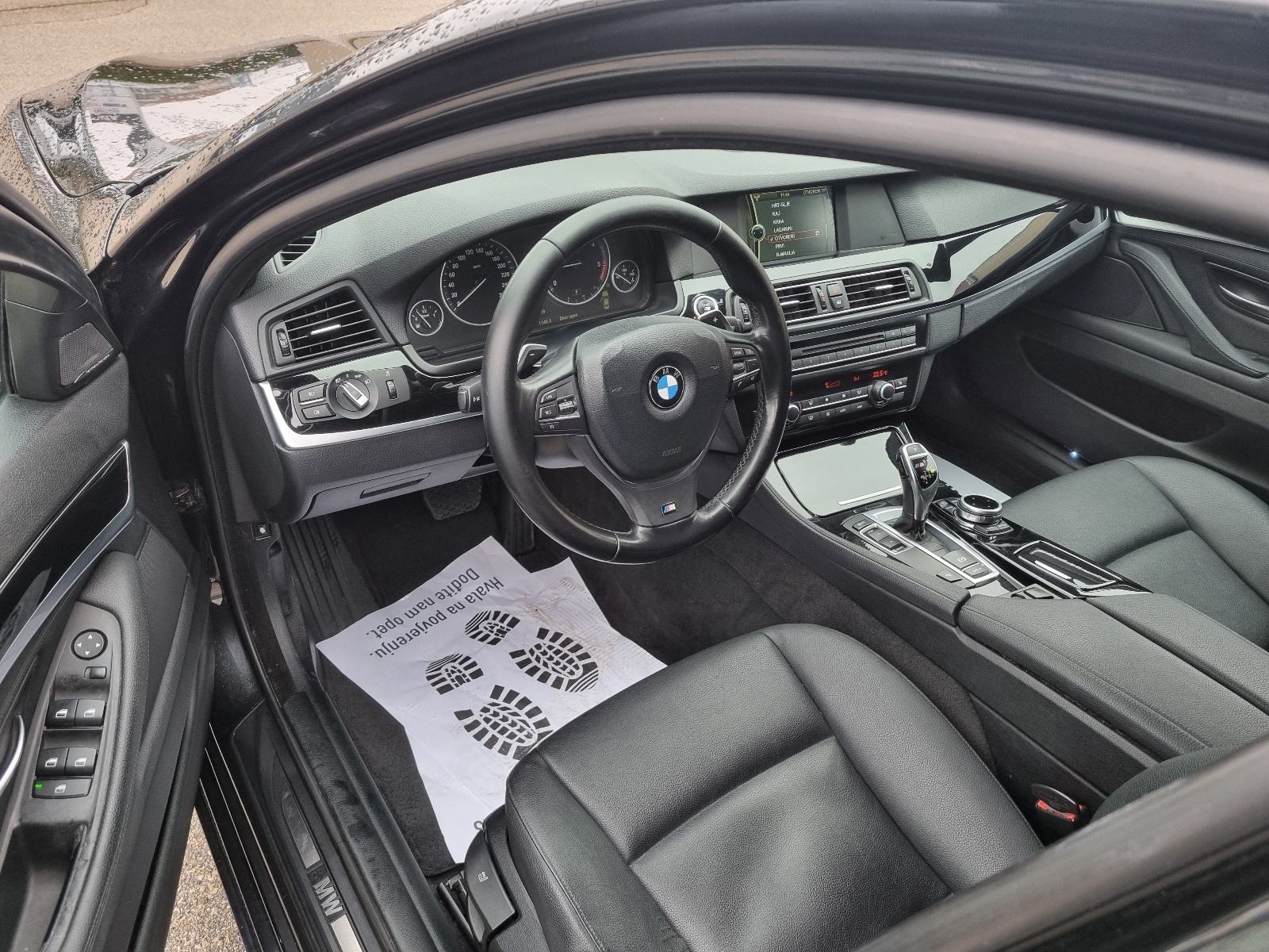BMW SERIJA 5 520d-1 VL-8 BRZINA+F1-2xPARK SENZORI-CRNI KROV-NOVI LANAC, fotografija 9