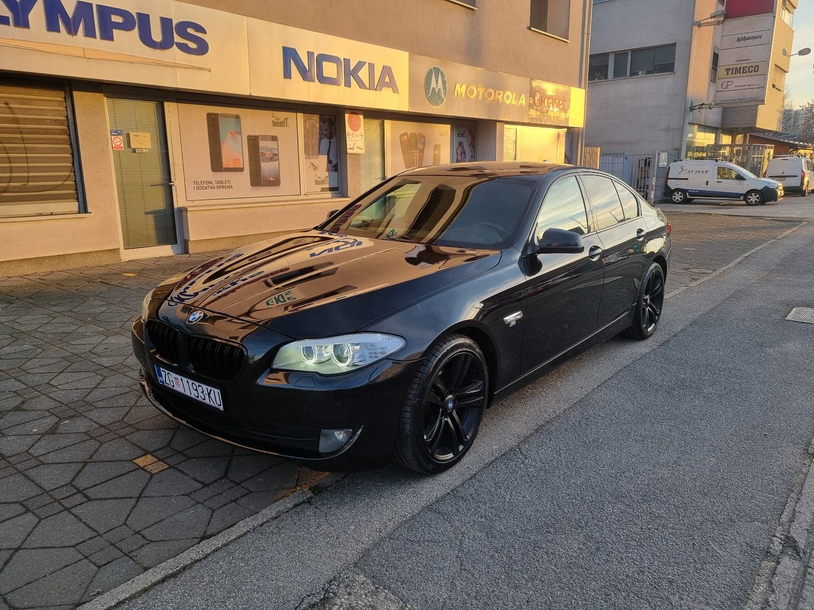 BMW SERIJA 5 520d-1 VL-8 BRZINA+F1-2xPARK SENZORI-CRNI KROV-NOVI LANAC, fotografija 2
