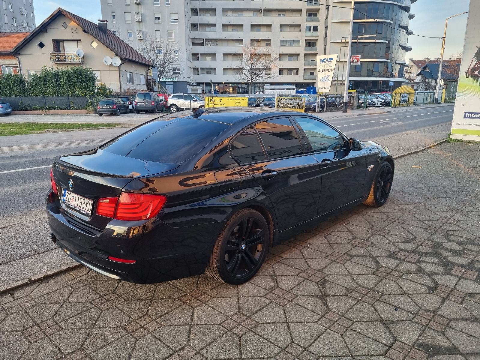 BMW SERIJA 5 520d-1 VL-8 BRZINA+F1-2xPARK SENZORI-CRNI KROV-NOVI LANAC, fotografija 6