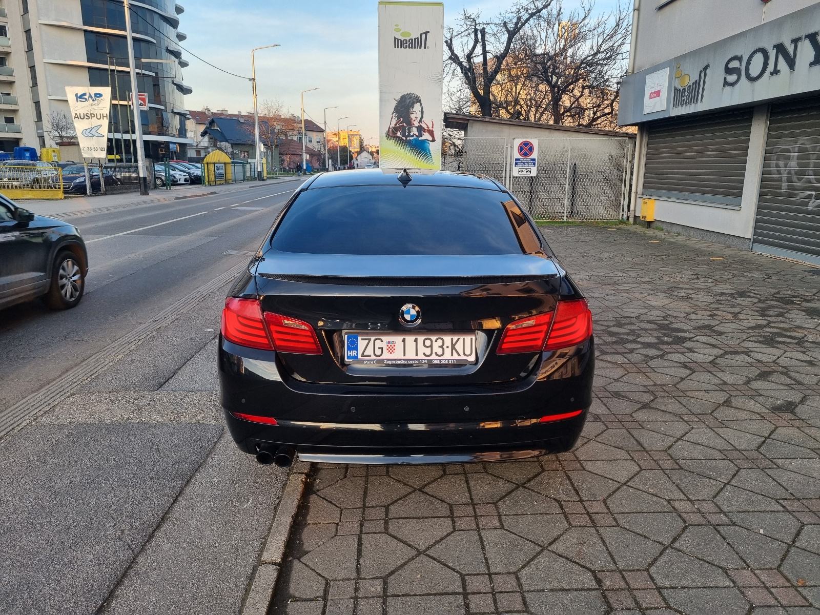 BMW SERIJA 5 520d-1 VL-8 BRZINA+F1-2xPARK SENZORI-CRNI KROV-NOVI LANAC, fotografija 7