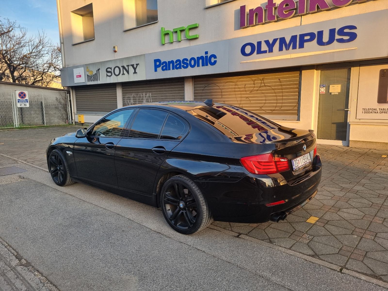 BMW SERIJA 5 520d-1 VL-8 BRZINA+F1-2xPARK SENZORI-CRNI KROV-NOVI LANAC, fotografija 8
