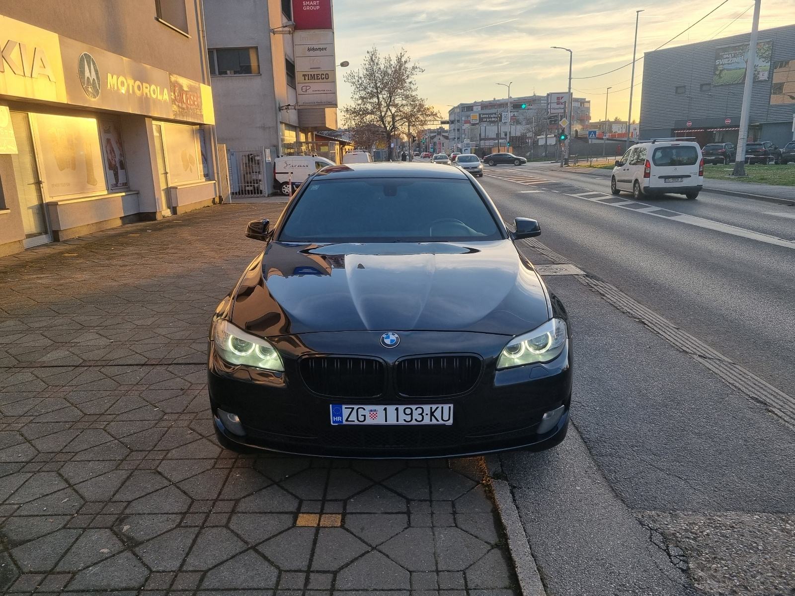 BMW SERIJA 5 520d-1 VL-8 BRZINA+F1-2xPARK SENZORI-CRNI KROV-NOVI LANAC, fotografija 3