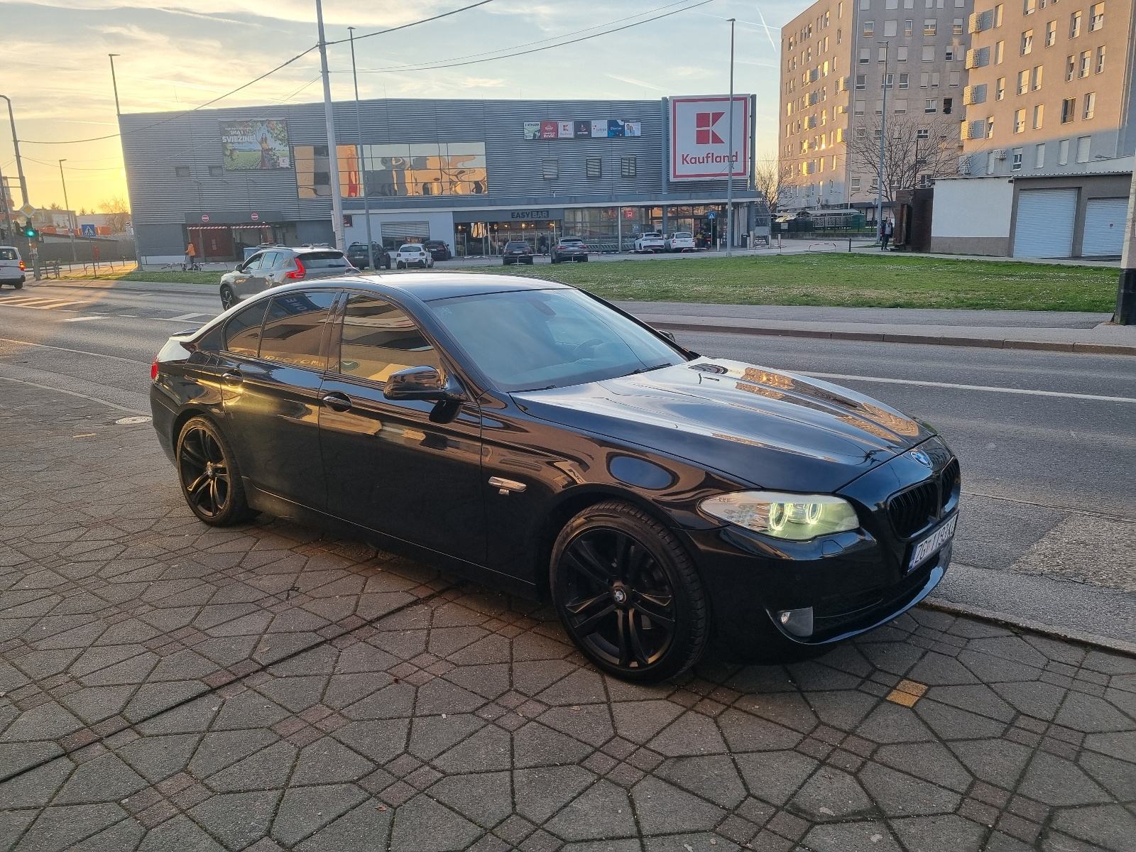 BMW SERIJA 5 520d-1 VL-8 BRZINA+F1-2xPARK SENZORI-CRNI KROV-NOVI LANAC, fotografija 5