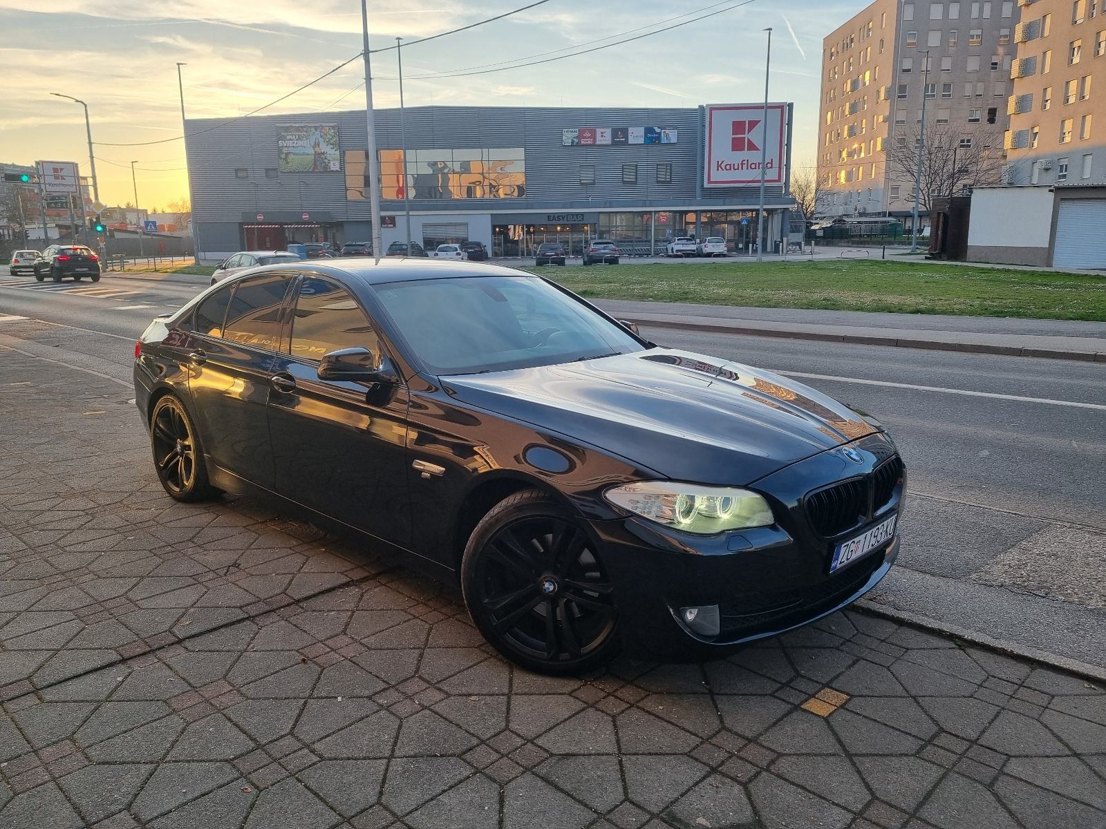 BMW SERIJA 5 520d-1 VL-8 BRZINA+F1-2xPARK SENZORI-CRNI KROV-NOVI LANAC, fotografija 4