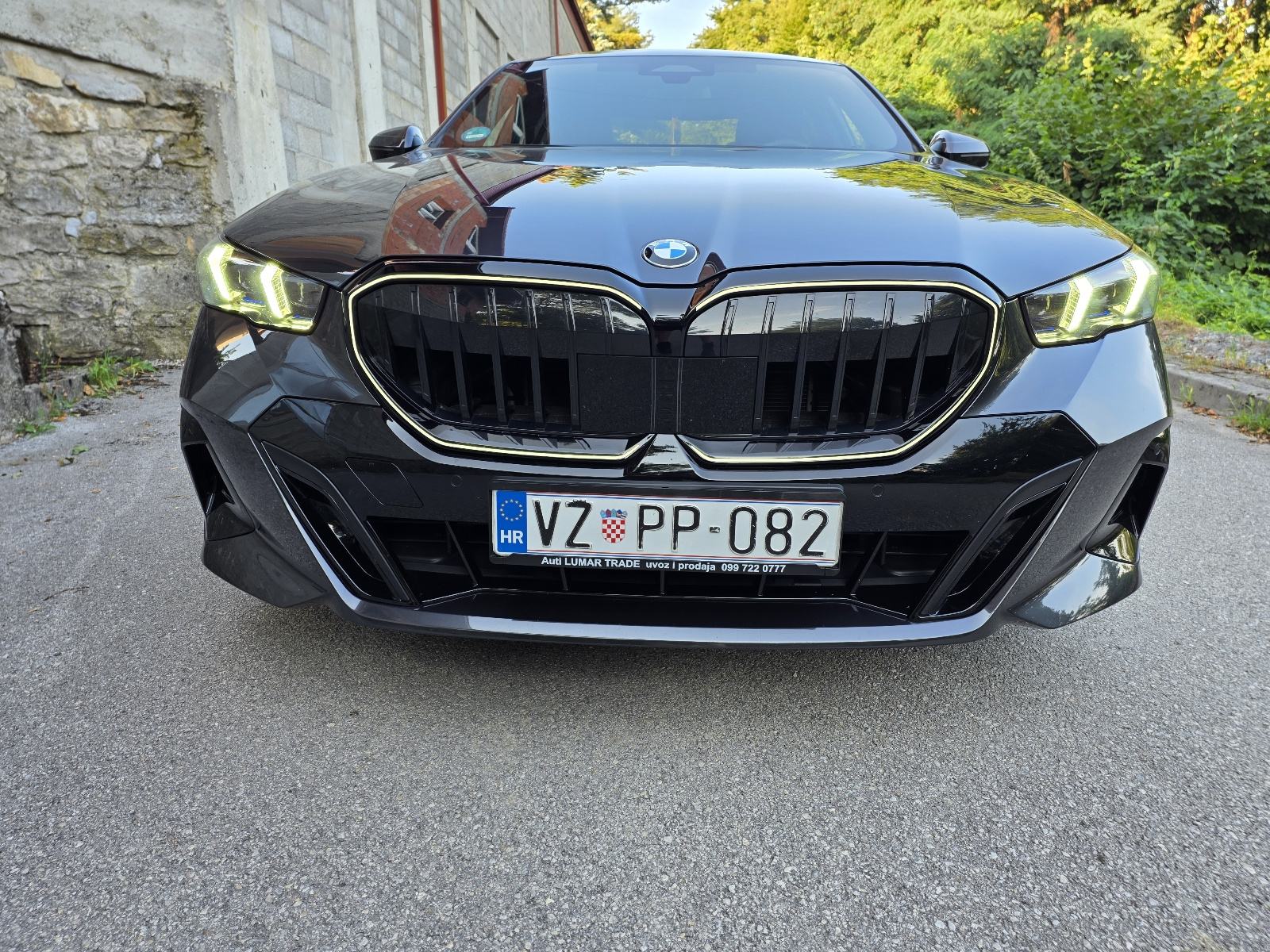 BMW serija 5 520d aut, M Sport Pro, Iconic glow, B&W, u pdv, garancija, fotografija 3