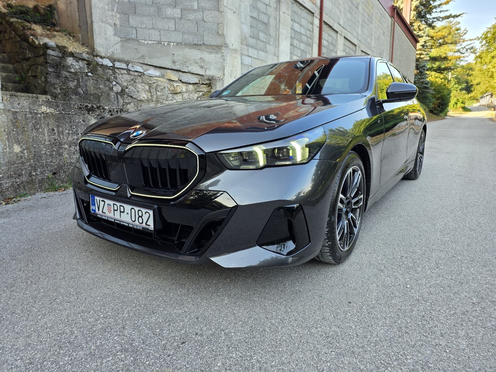 BMW serija 5 520d aut, M Sport Pro, Iconic glow, B&W, u pdv, garancija, fotografija 4