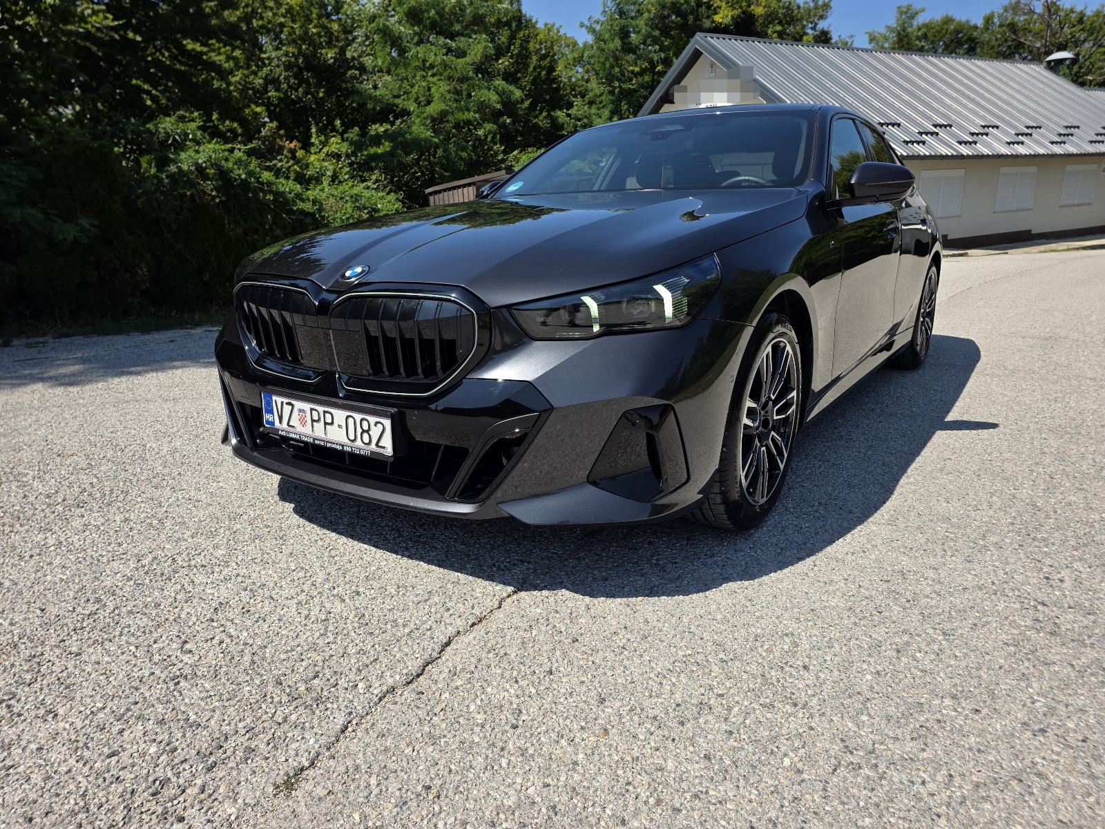 BMW serija 5 520d aut, M Sport Pro, Iconic glow, B&W, u pdv, garancija, fotografija 5