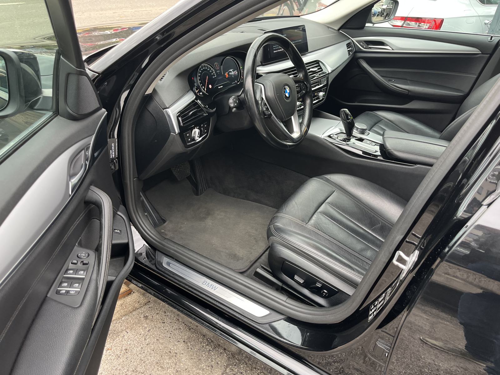 BMW serija 5 520d Automatik 4x4 Xdrive NAVI,KOŽA,KAMERA, fotografija 10