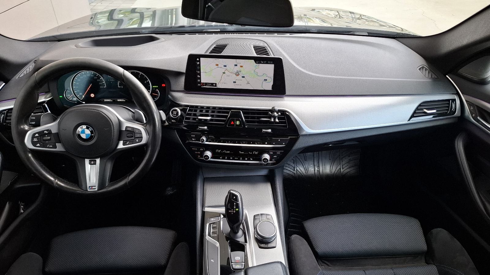 BMW serija 5 520d automatik /M-sport/, fotografija 7
