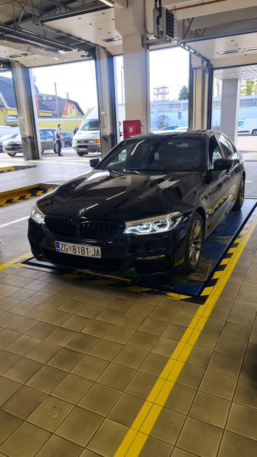 BMW 520d x-drive,3 x M paket - siber - head up - koža - 360 kam, fotografija 6