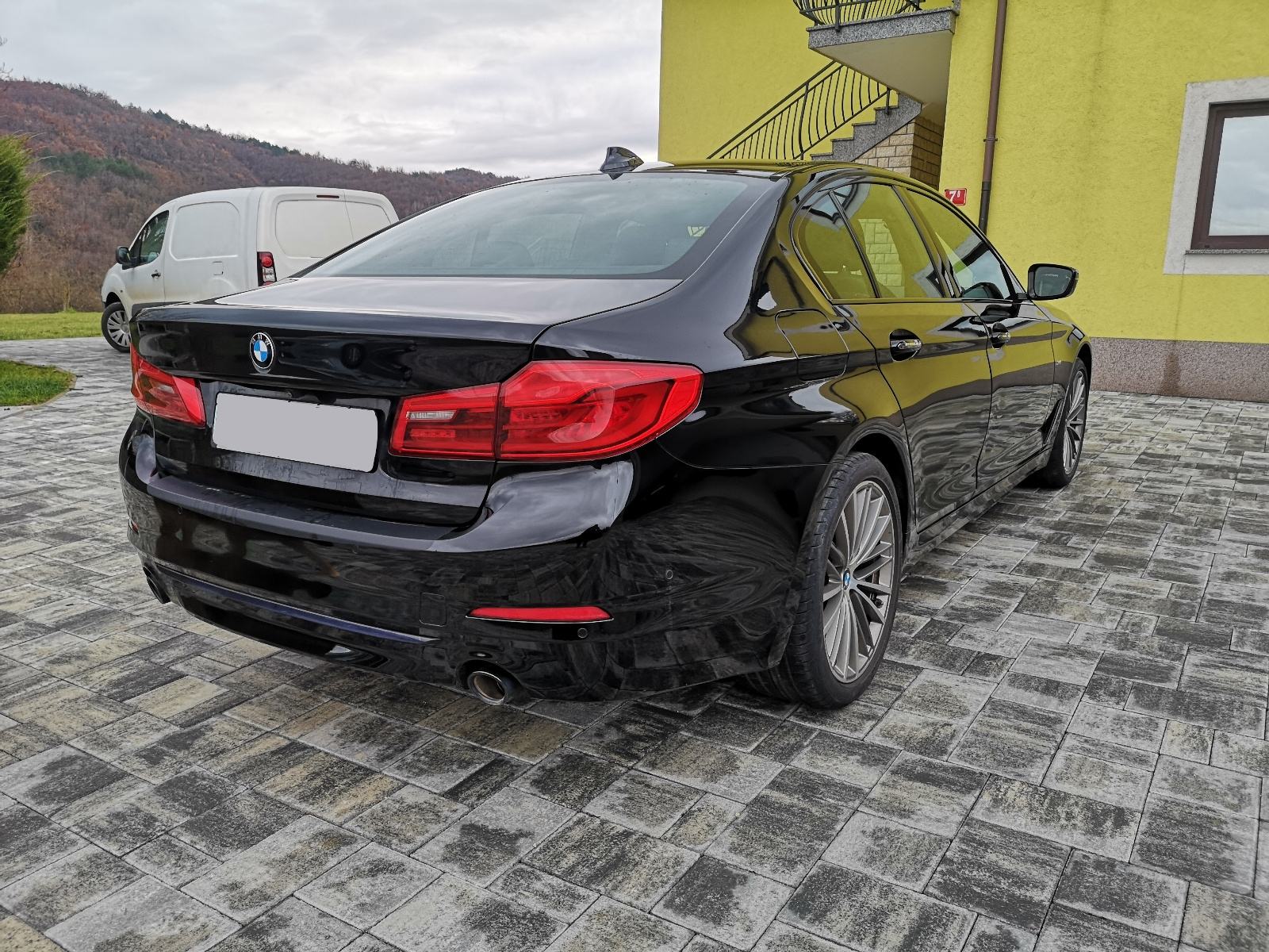 BMW serija 5 520d SPORT, ŠIBER, AMBILIGHT, KAMERA, AUTOMATIK, 19", fotografija 7