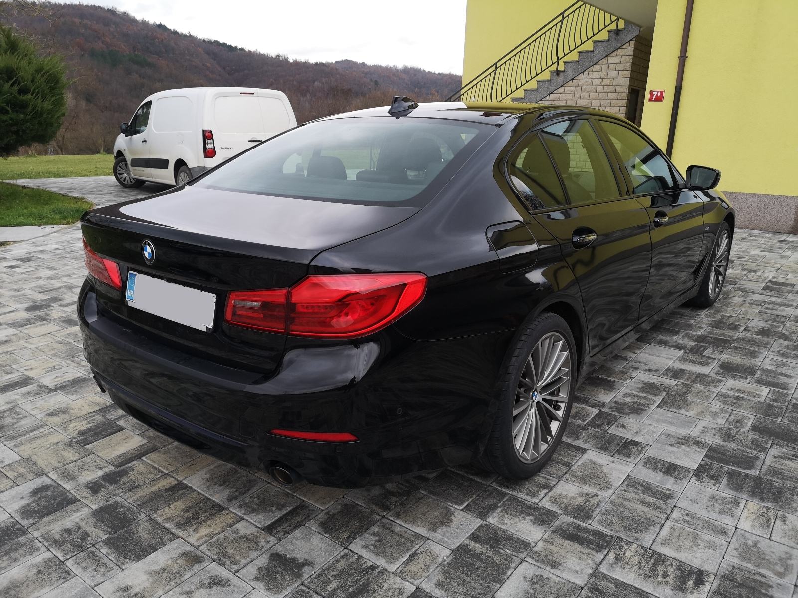 BMW serija 5 520d SPORT, ŠIBER, AMBILIGHT, KAMERA, AUTOMATIK, 19", fotografija 8