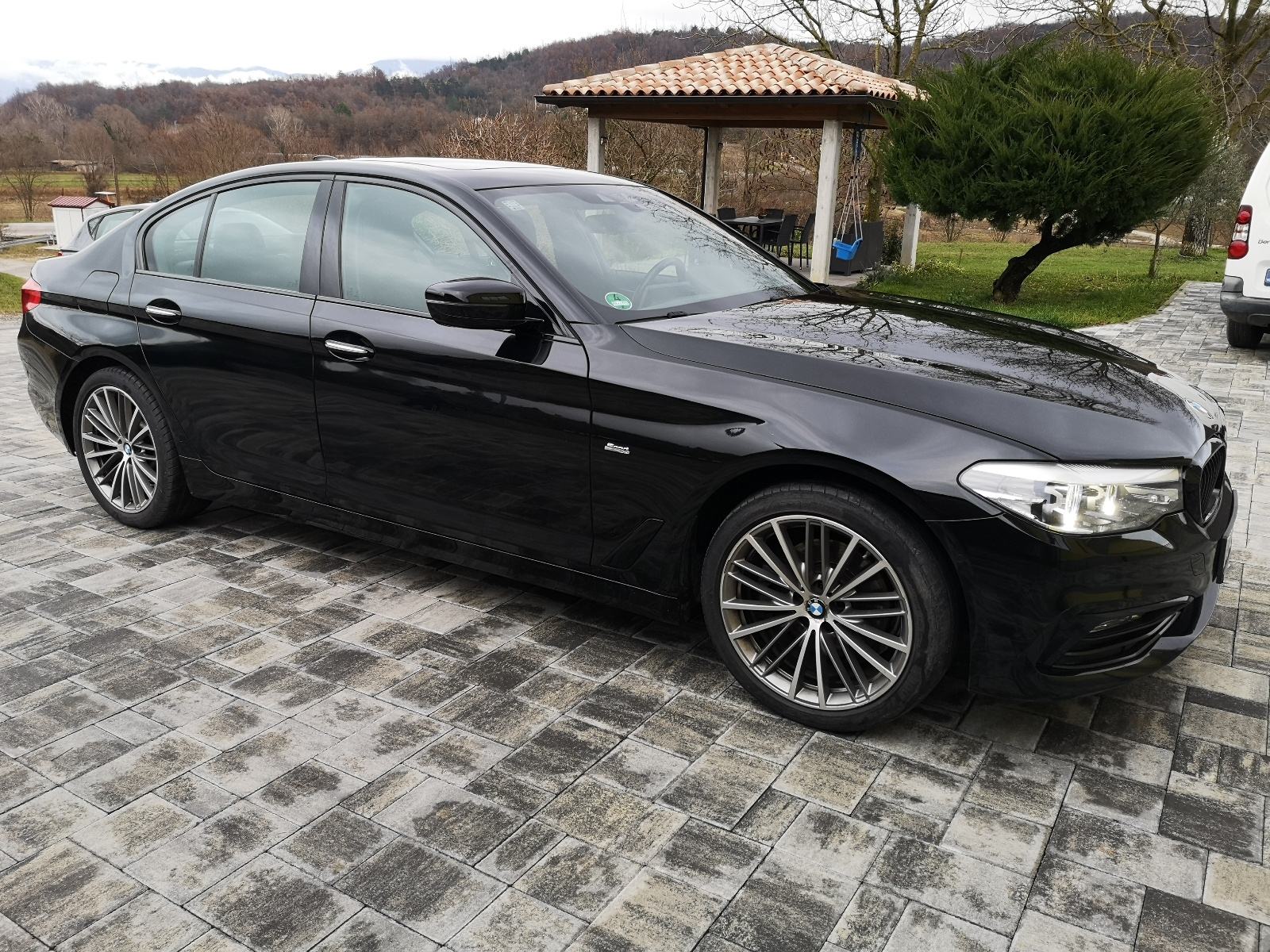 BMW serija 5 520d SPORT, ŠIBER, AMBILIGHT, KAMERA, AUTOMATIK, 19", fotografija 5