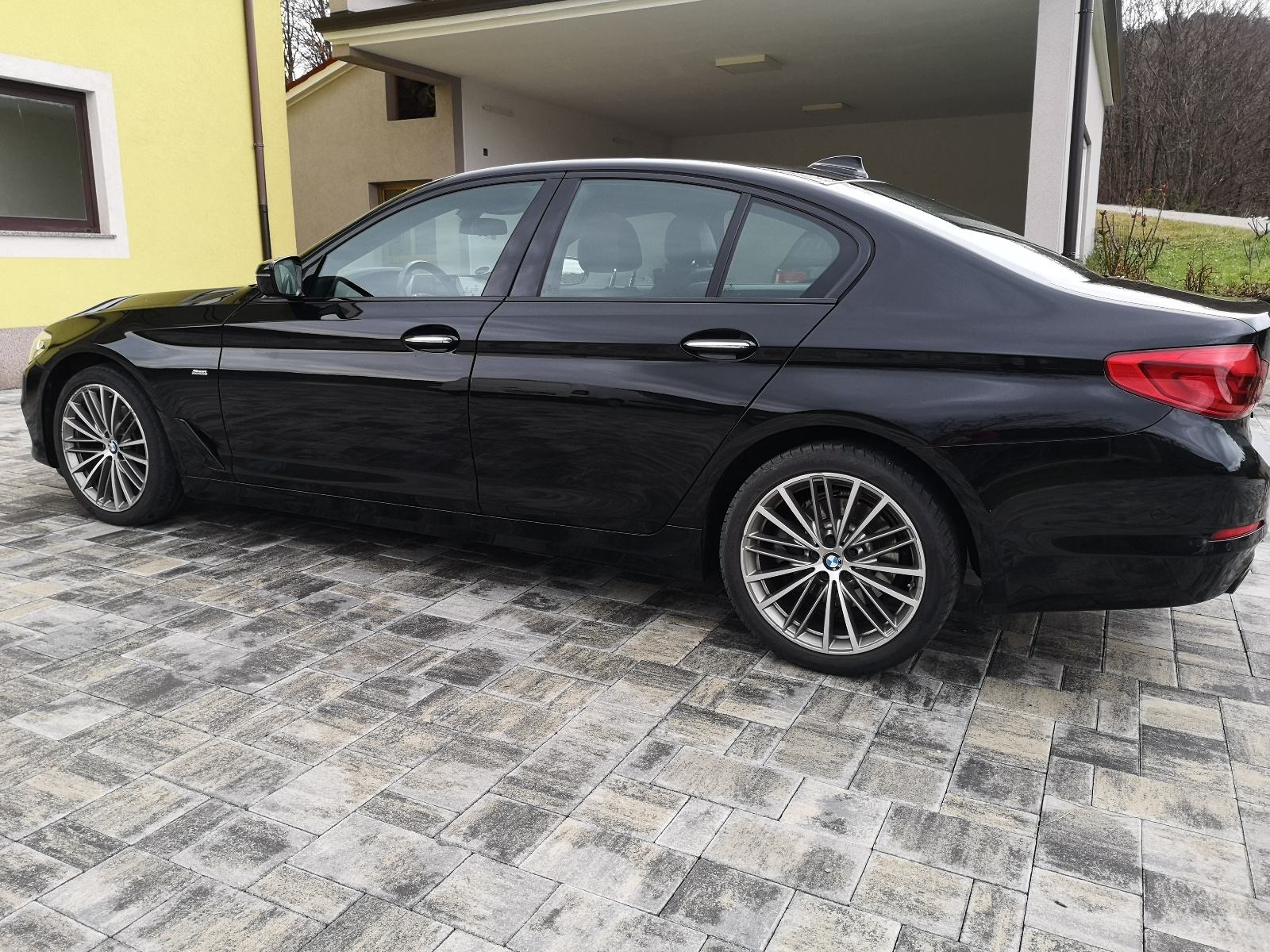 BMW serija 5 520d SPORT, ŠIBER, AMBILIGHT, KAMERA, AUTOMATIK, 19", fotografija 10