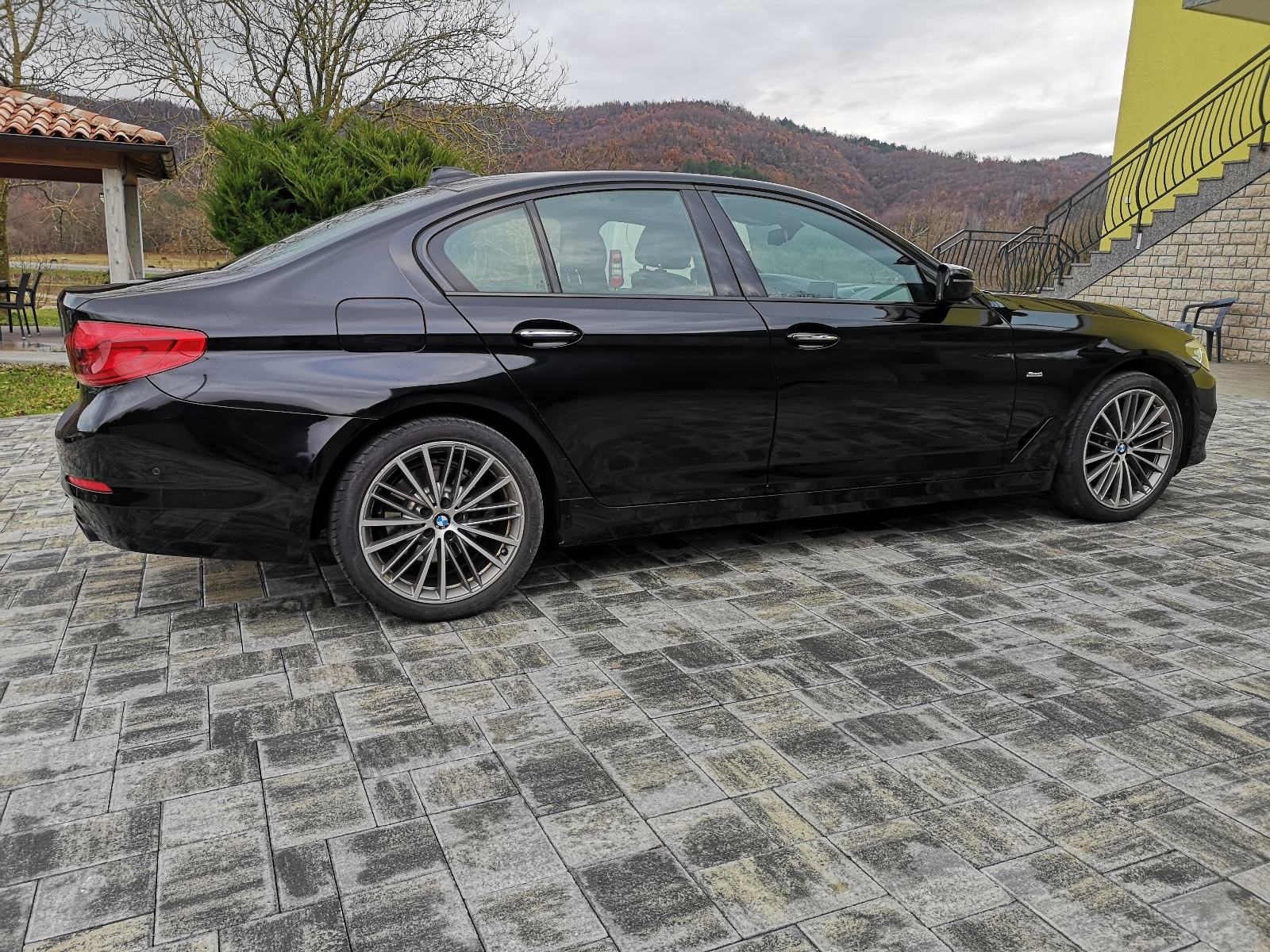 BMW serija 5 520d SPORT, ŠIBER, AMBILIGHT, KAMERA, AUTOMATIK, 19", fotografija 11
