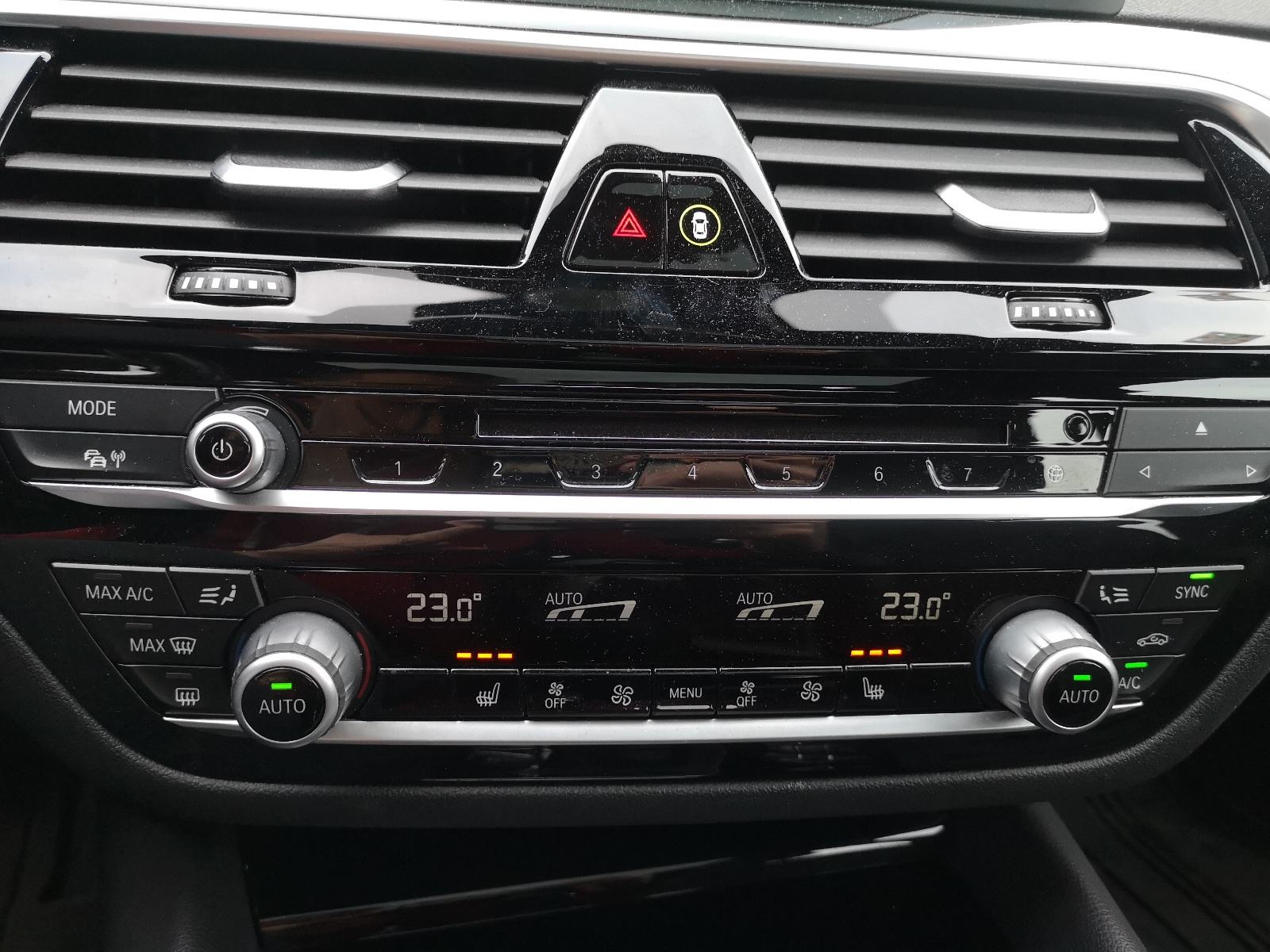 BMW serija 5 520d SPORT, ŠIBER, AMBILIGHT, KAMERA, AUTOMATIK, 19", fotografija 16
