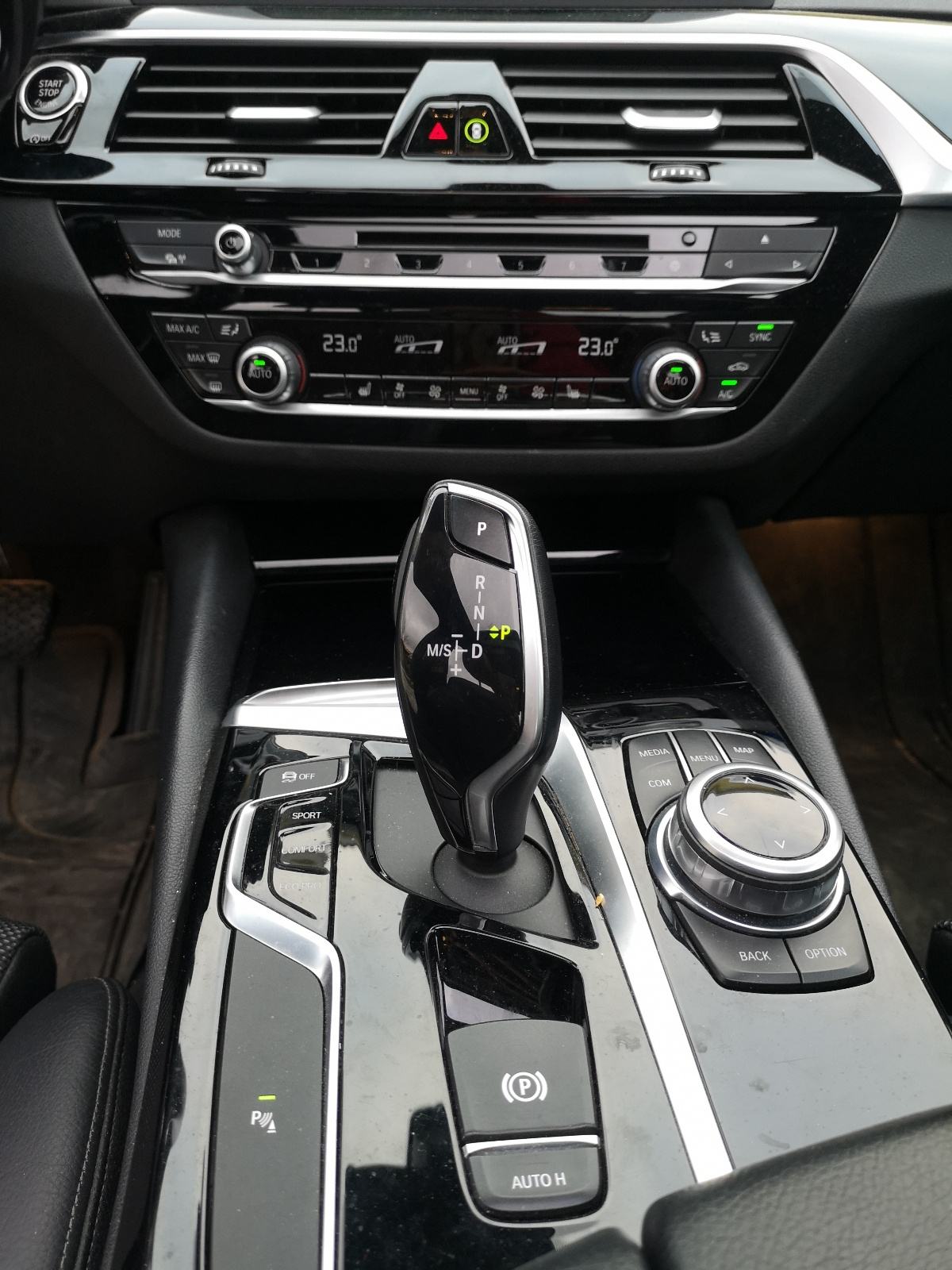 BMW serija 5 520d SPORT, ŠIBER, AMBILIGHT, KAMERA, AUTOMATIK, 19", fotografija 17