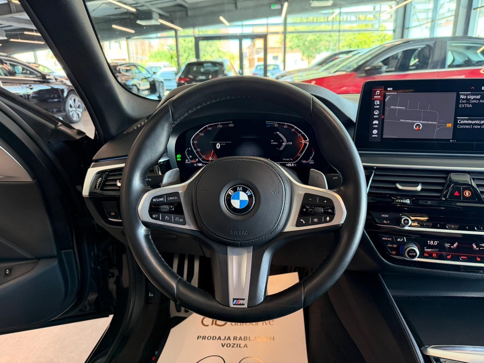 BMW serija 5 520d M PAKET • NAVI • VIRTUAL • KAMERA • ALU18" • LEASING, fotografija 17