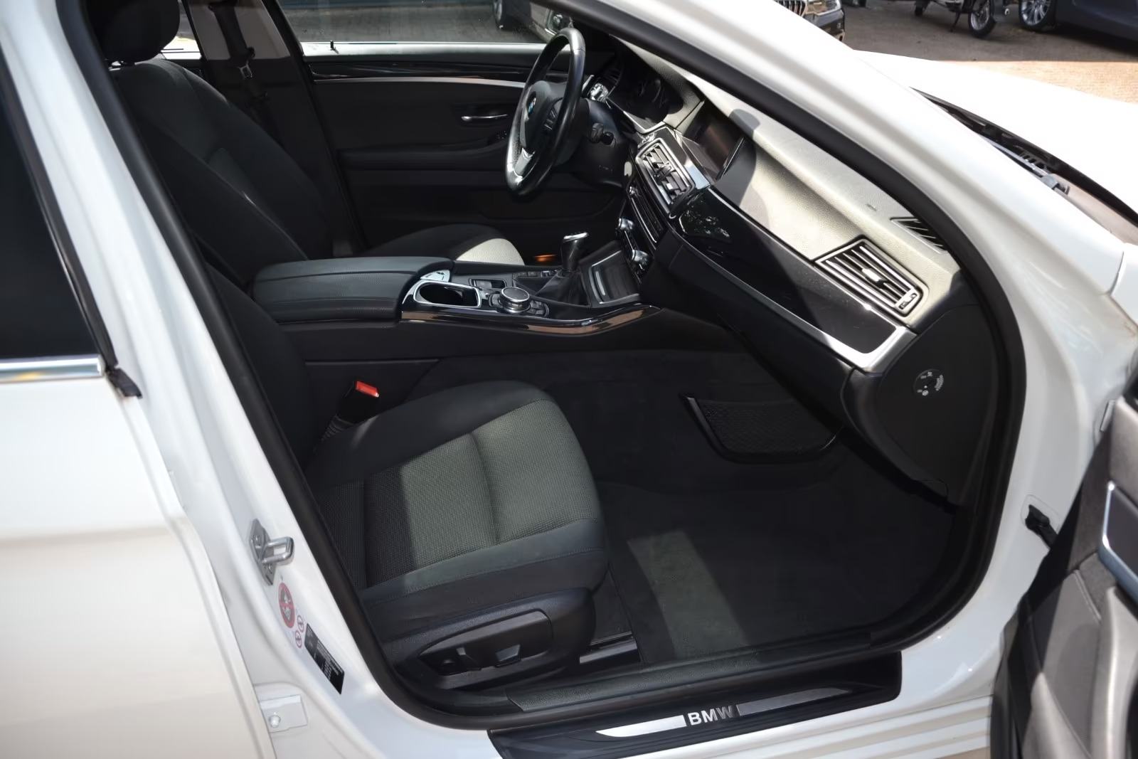 BMW serija 5 520d * RJEŠAVAMO LEASING *, fotografija 9