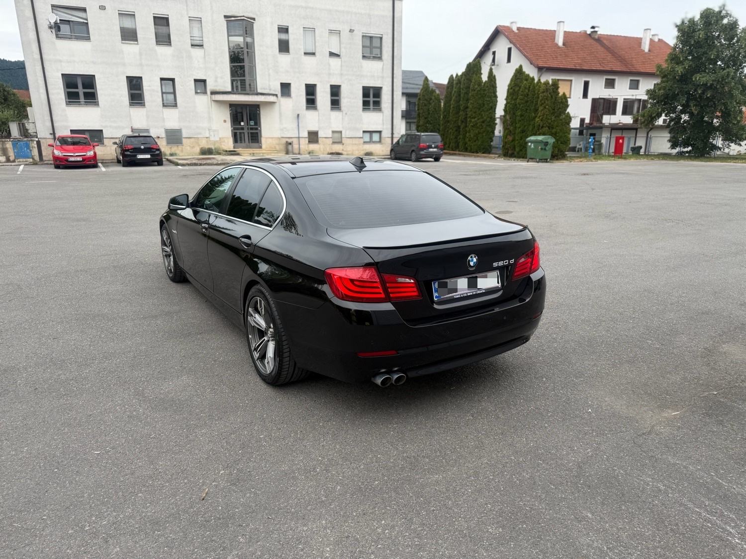 BMW serija 5 520d “Sag 8 brz,F1,Alu19,Org km,Velika navi,očuvan”, fotografija 10