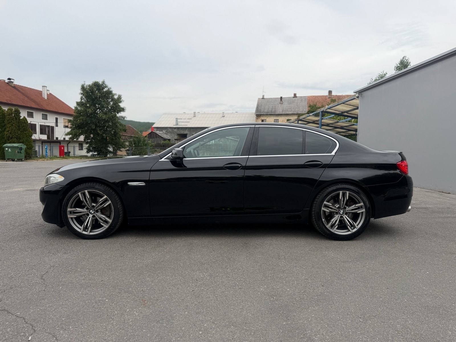 BMW serija 5 520d “Sag 8 brz,F1,Alu19,Org km,Velika navi,očuvan”, fotografija 12