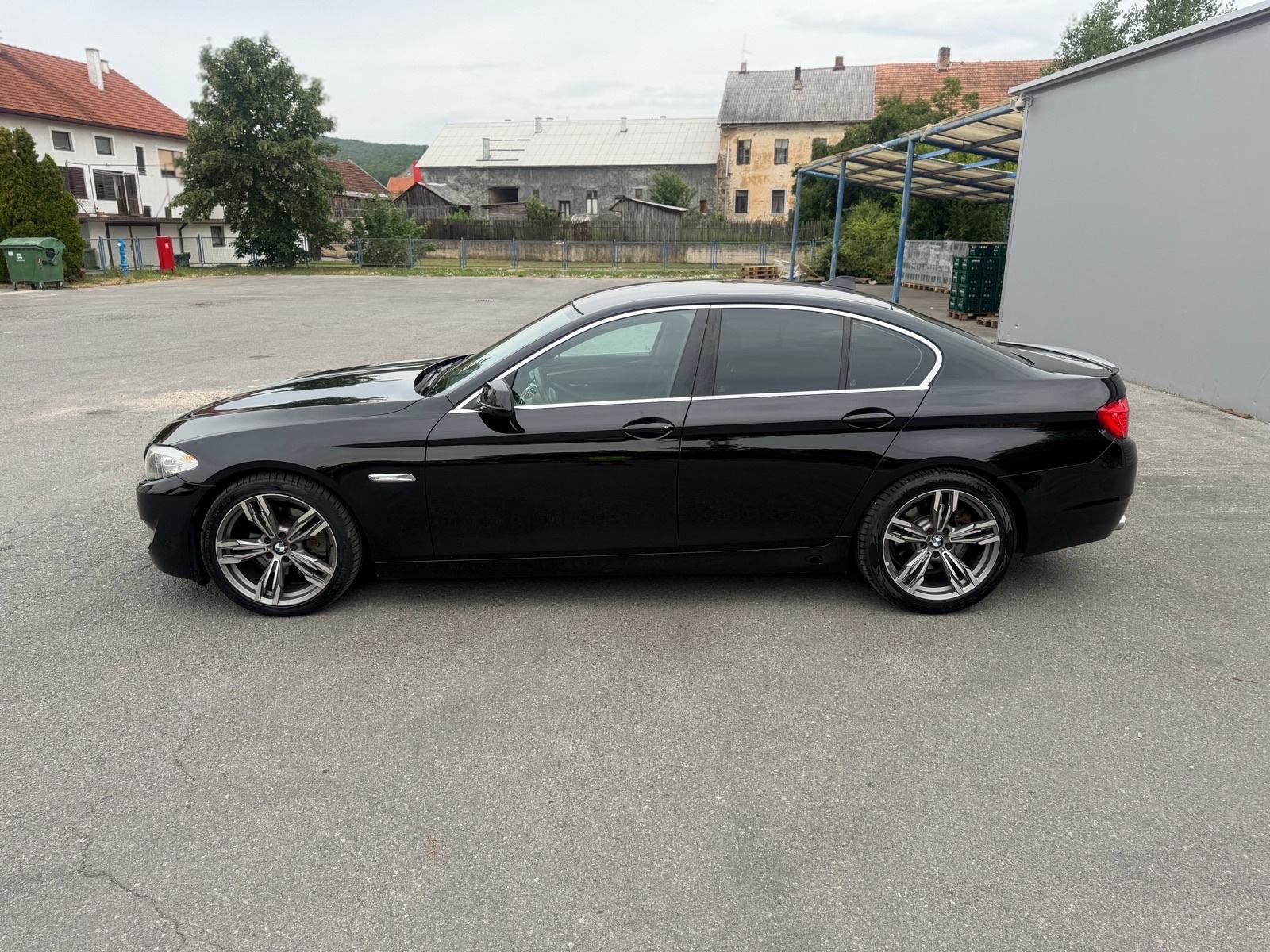 BMW serija 5 520d “Sag 8 brz,F1,Alu19,Org km,Velika navi,očuvan”, fotografija 13