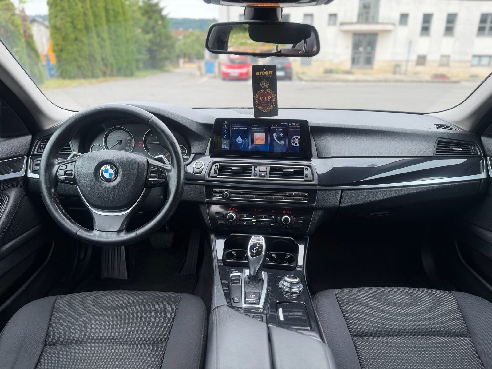 BMW serija 5 520d “Sag 8 brz,F1,Alu19,Org km,Velika navi,očuvan”, fotografija 16