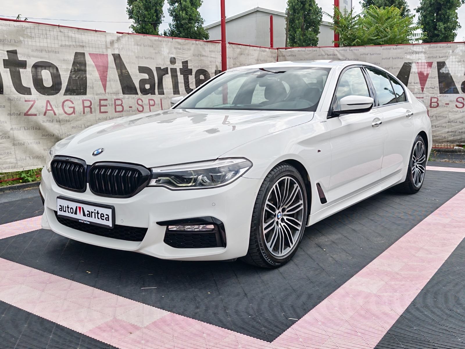 Bmw serija 5 520d M-Paket, Led, Navigacija, Alcantara, 19”,, pogled izvana - slika 1