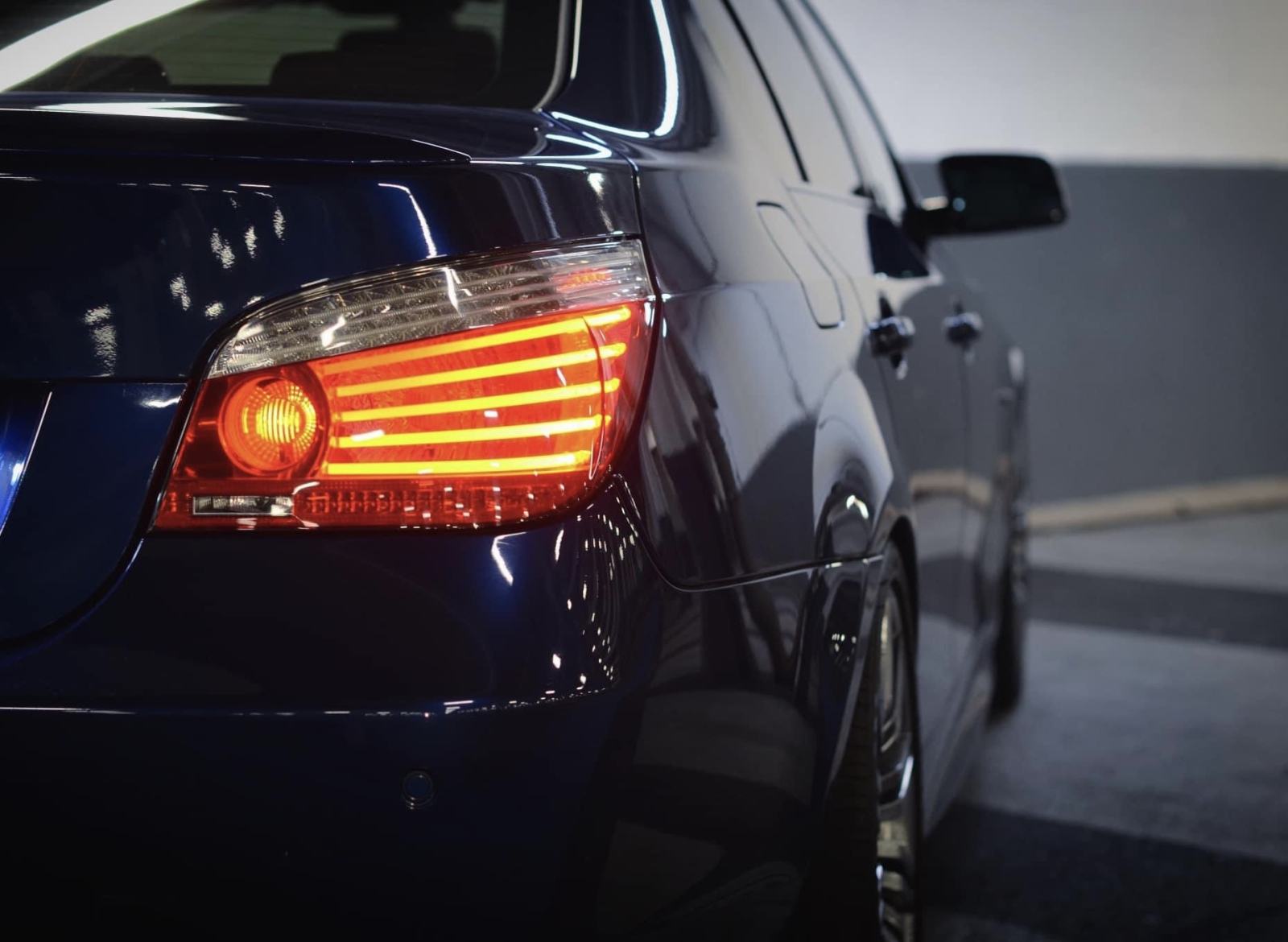 BATMOBILE BMW 5 - serija 5 520d LCI, servisiran, garažiran, fotografija 5