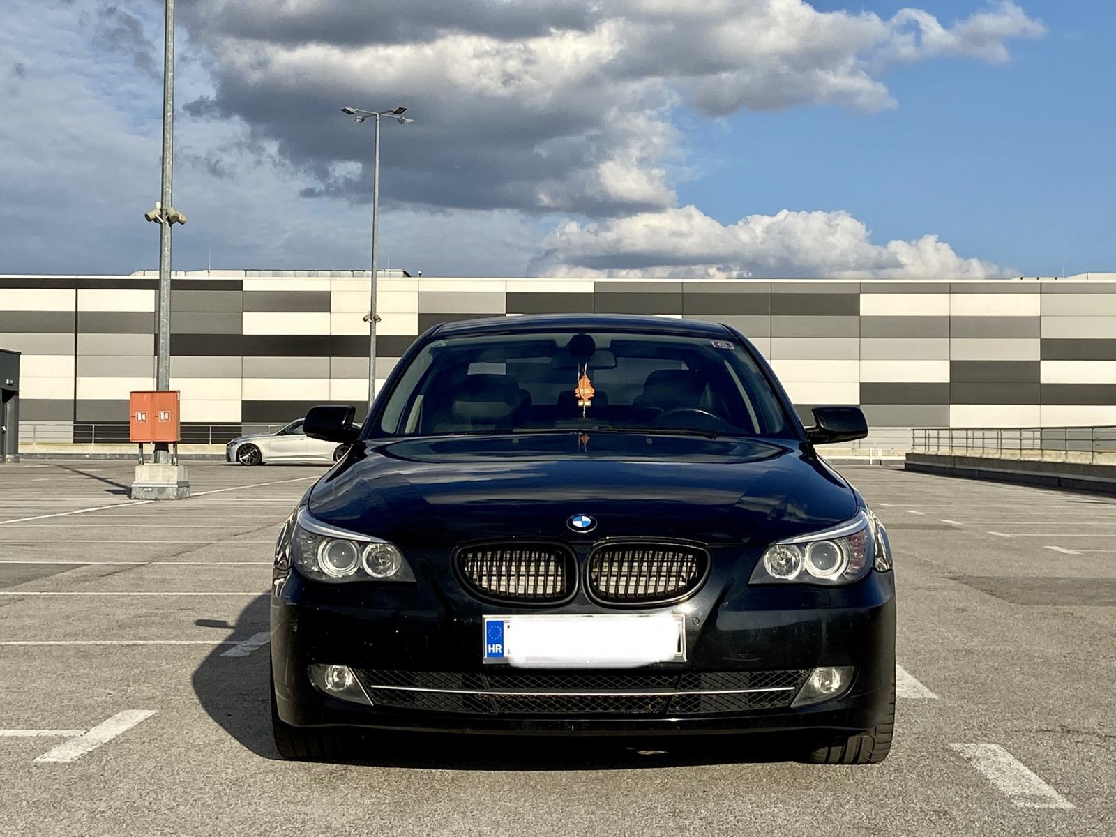BATMOBILE BMW 5 - serija 5 520d LCI, servisiran, garažiran, fotografija 11
