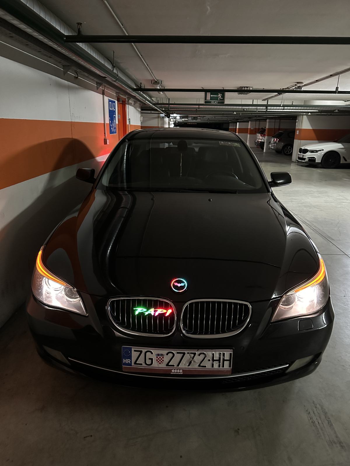 BATMOBILE BMW 5 - serija 5 520d LCI, servisiran, garažiran, fotografija 14