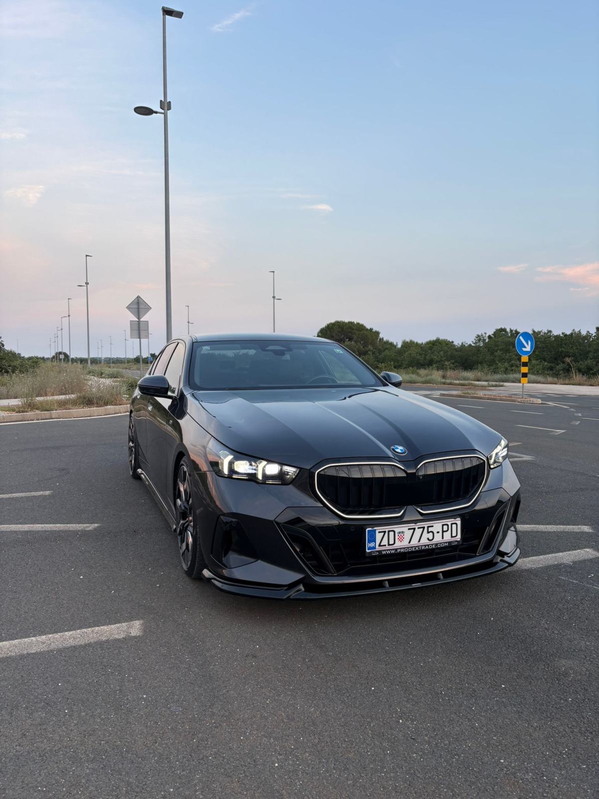 BMW serija 5 520d x drive iconic Glow Full oprema, fotografija 5