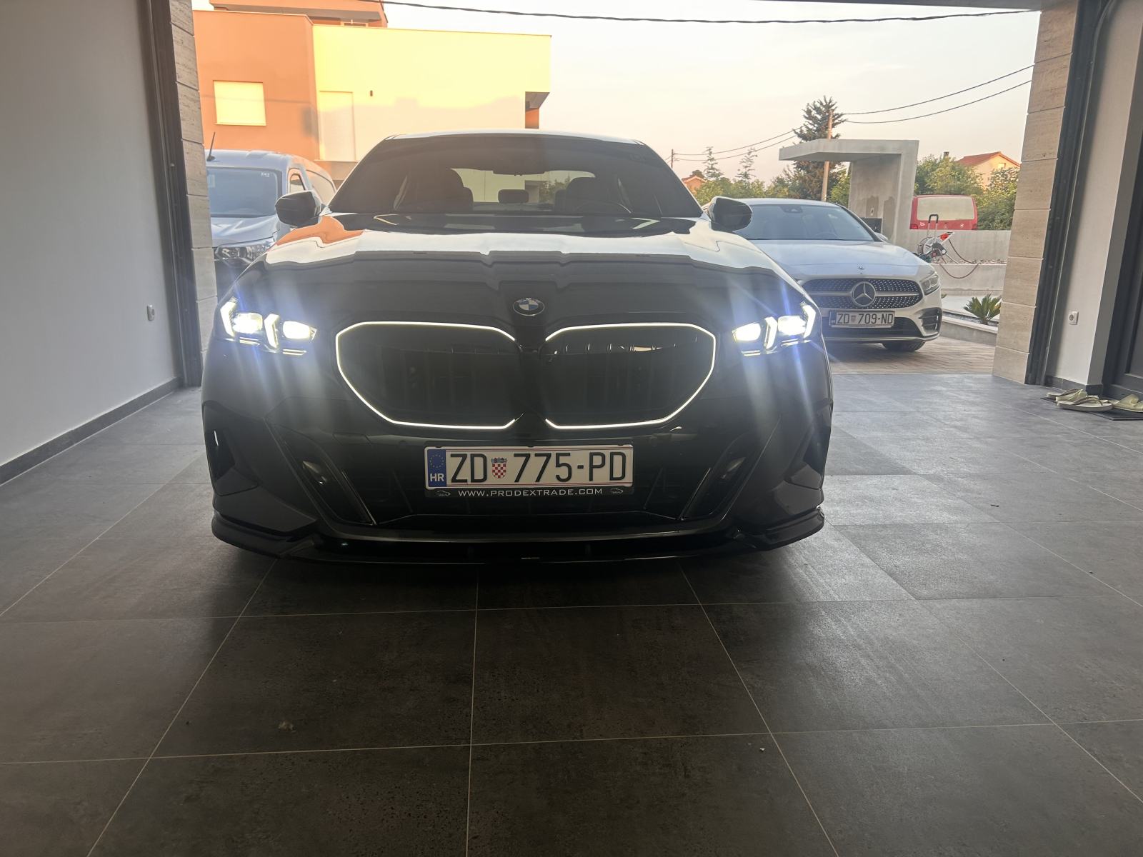 BMW serija 5 520d x drive iconic Glow Full oprema, fotografija 8