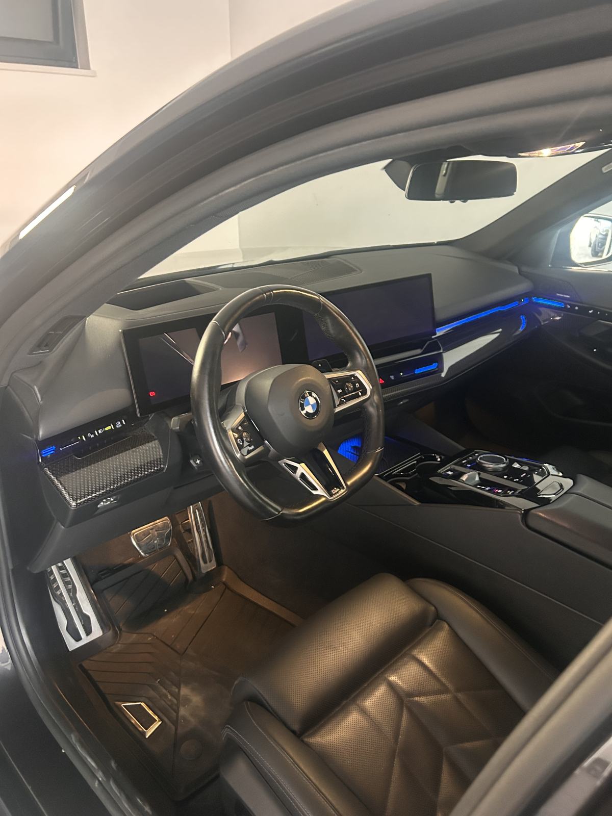 BMW serija 5 520d x drive iconic Glow Full oprema, fotografija 11