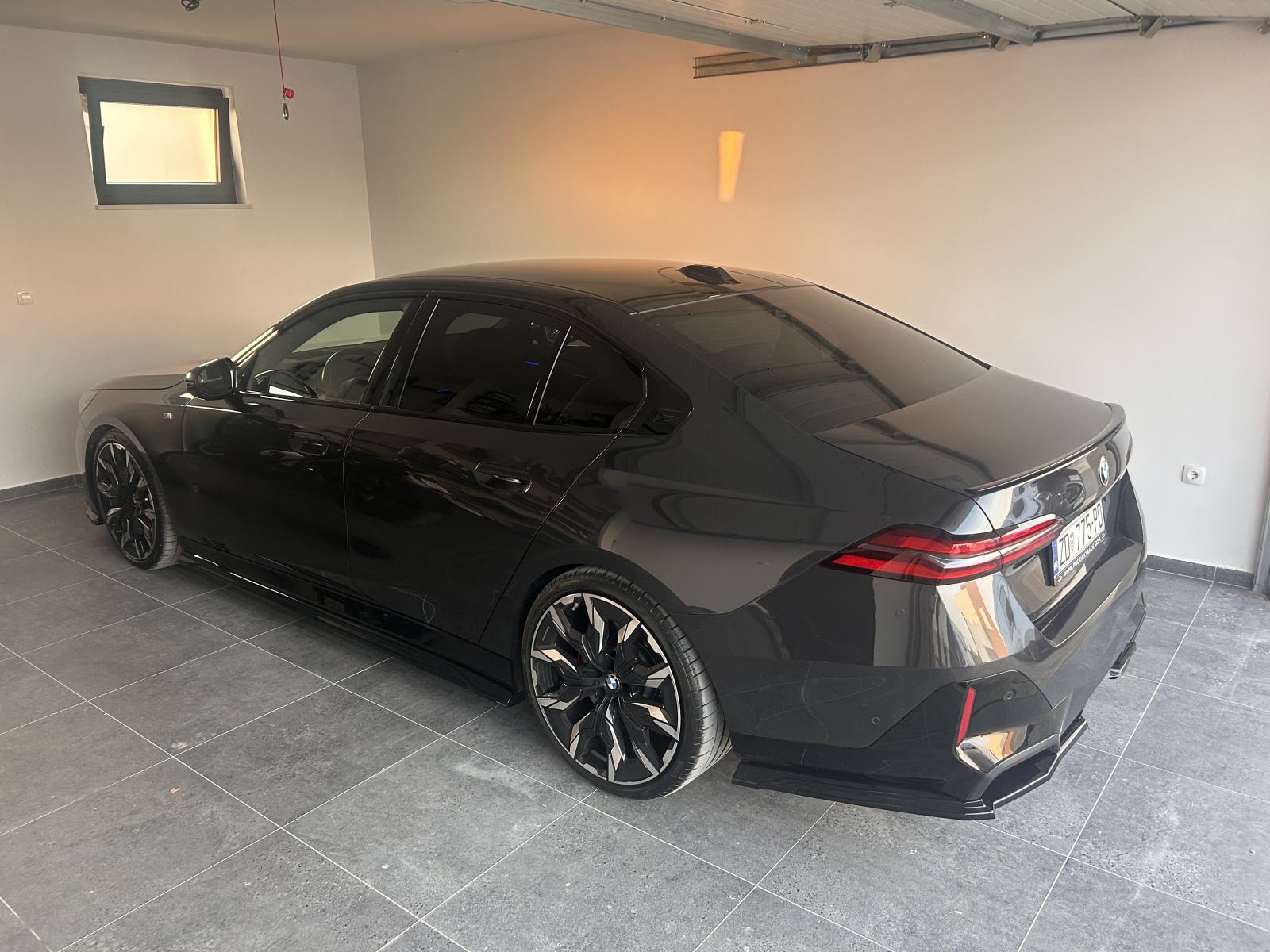 BMW serija 5 520d x drive iconic Glow Full oprema, fotografija 15