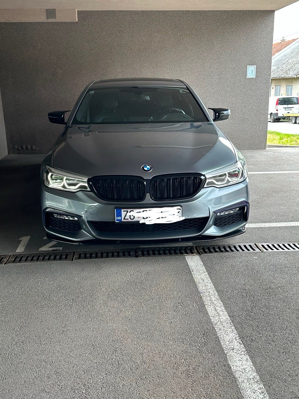 BMW 530e Napravljen veliki servis/registriran do 6/27, fotografija 4