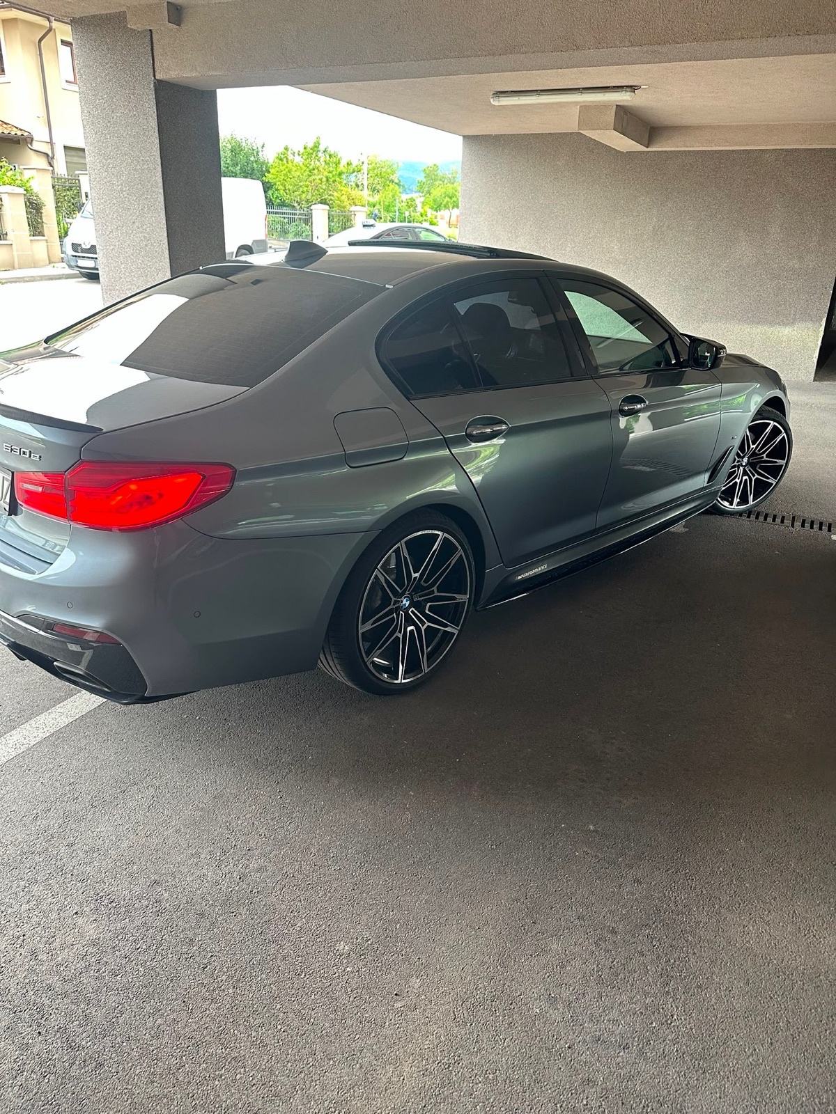 BMW 530e Napravljen veliki servis/registriran do 6/27, fotografija 10